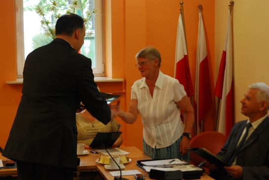 Zastępca Przewodniczącego Miejskiej Rady Seniorów Felicja Grabowska otrzymuje z aktem powołania do Rady