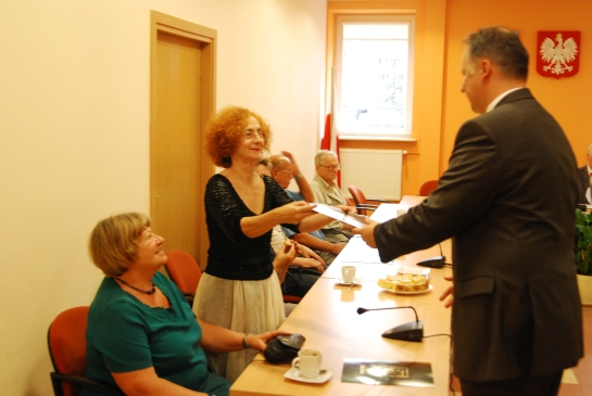 Sekretarz Miejskiej Rady Seniorów Grażyna Krzyżanowska otrzymuje akt powołania do Rady z rąk bumistrza Grzegorza Dudzika